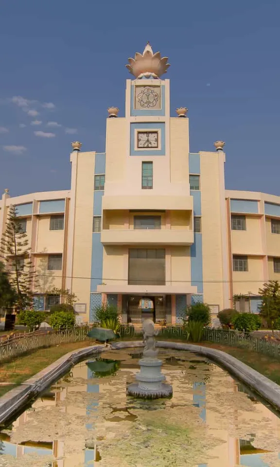 SSSIHL Anantapur Campus building with its fountain