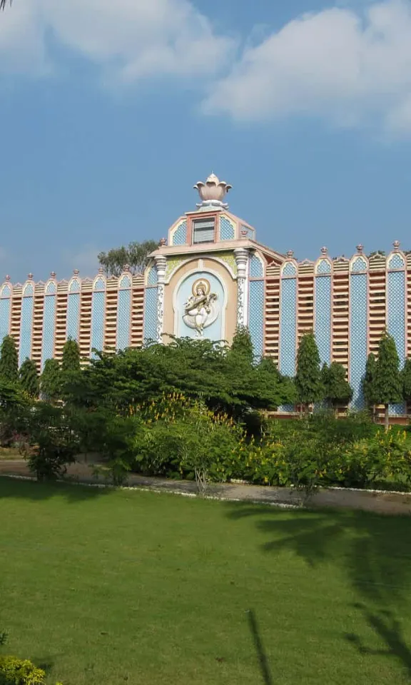 SSSIHL Prasanthi Nilayam Campus building and gardens