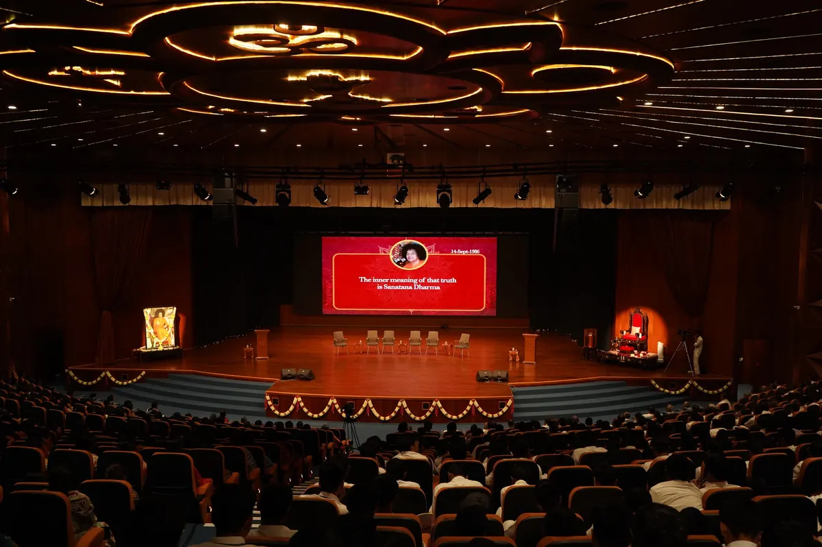 Bhagawan Sri Sathya Sai Baba’s discourse on screen during the Benediction